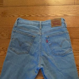 LIKE NEW Levi’s wedgie skinny - light wash jeans